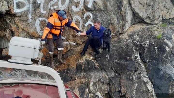 Турист из Бурятии фотографировал природу на Байкале и сорвался со скалы в озеро