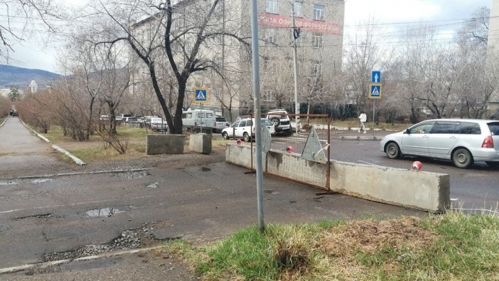 Въезды во дворы заблокированы на улице Горького в Чите из-за начавшегося ремонта теплосети