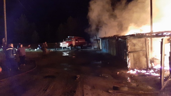 Пожарные эвакуировали 15 машин из горящих гаражей в посёлке Янгель