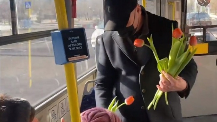 Сити-менеджер Читы Сапожников дарил женщинам цветы в троллейбусе в честь 8 Марта