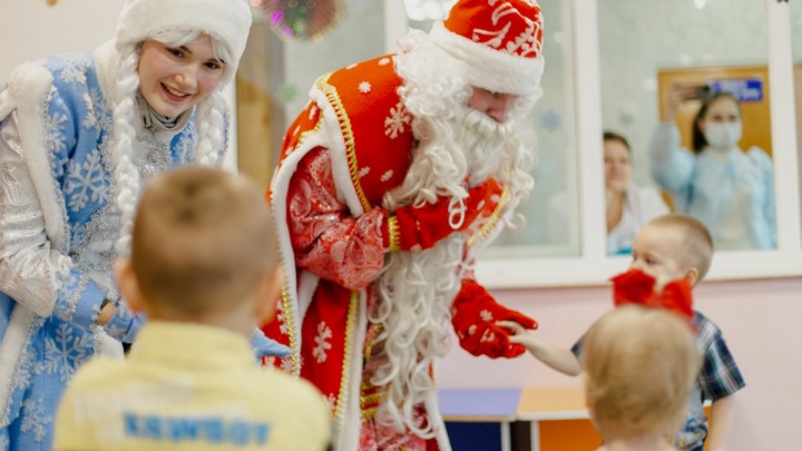 Одежду, игрушки и другие подарки на Новый год вручил детям-отказникам салон «ВайТай»