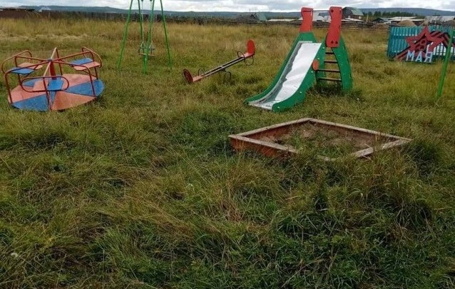 Искривлённую вандалами детскую площадку отремонтируют в селе Тасей