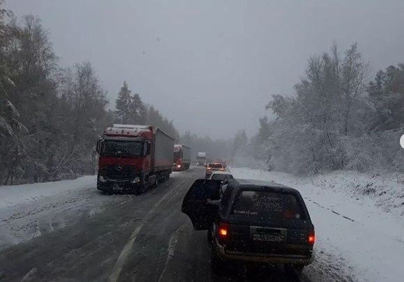 Полиция предупредила о затруднениях движения по Култукскому тракту из-за снега