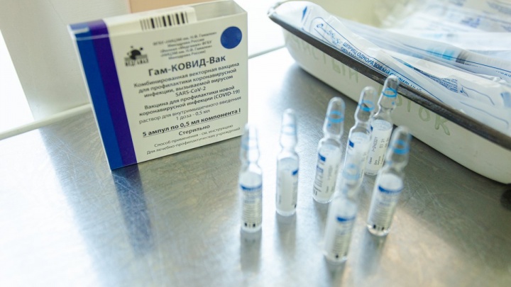 Минздрав России разрешил одновременно прививаться от коронавируса и гриппа