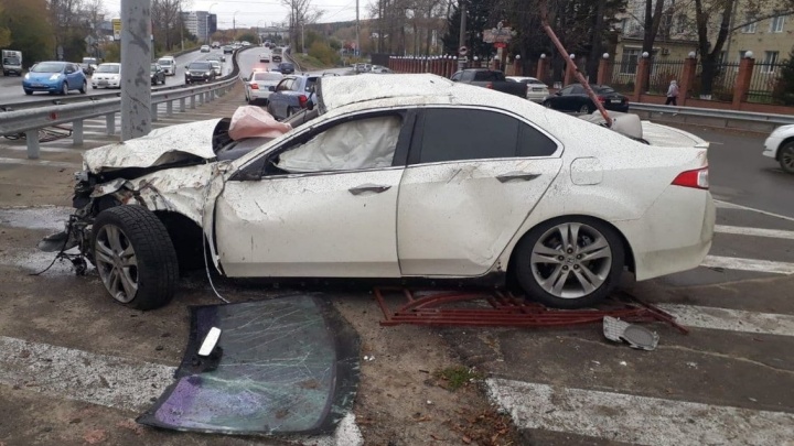 18-летний иркутянин на Honda Accord снёс ограждение и перевернулся на ул. Лермонтова