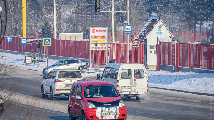Светофоры на Шилова в Чите не работали, их не включали работники «Макси» — ДМРСУ
