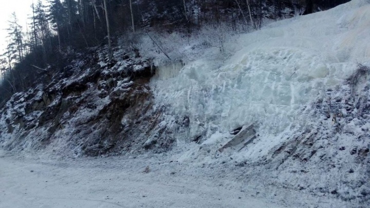 Лёд с дороги, который ежегодно долбили пенсионеры, убрали власти Читинского района