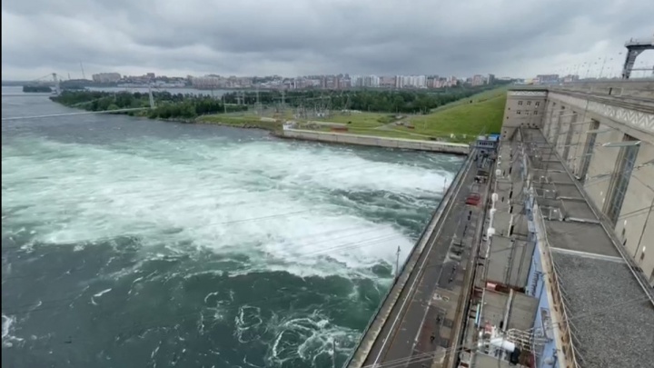 Сбросы Иркутской ГЭС увеличили до 3,3 тысячи куб. м в секунду