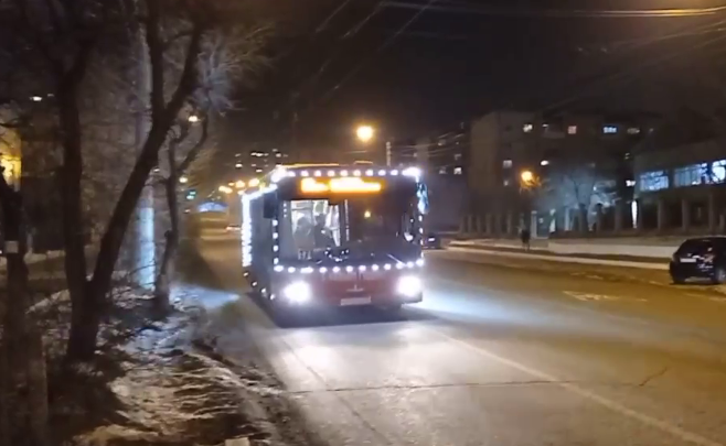 Новогодний автопарк в Чите пополнился светящимся автобусом