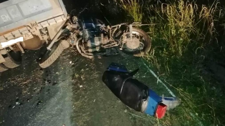 Мотоциклист в посёлке Амазар врезался в стоящий грузовик и скончался