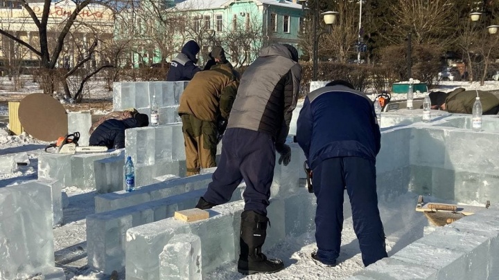 Скульпторы ледового городка на пл. Ленина в Чите победили мороз в -36 и всё успели