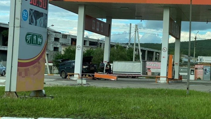 Автомобиль Mitsubishi снёс колонку на заправке по улице Шилова в Чите