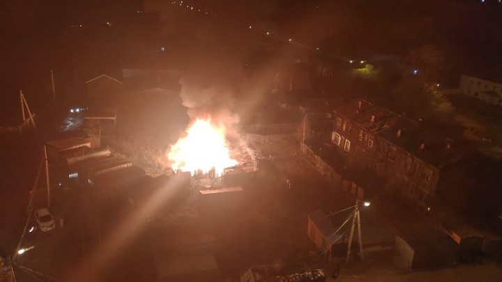 Сараи расселяемого аварийного дома сгорели на Острове в Чите
