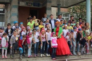 Депутат Эдуард Русин подарил путёвки в лагеря детям из малообеспеченных семей