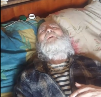 Читинец выложил видео, в котором возмутился условиями жизни 83-летнего соседа-ветерана