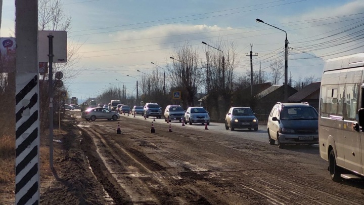 Пробка в час пик образовалась на улице Магистральной в Чите из-за ремонта дороги