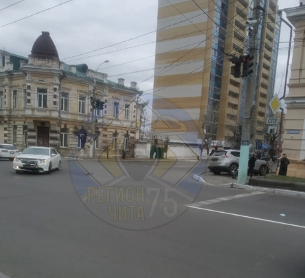 Машина вылетела на тротуар после ДТП на перекрёстке Бутина — Чкалова в Чите