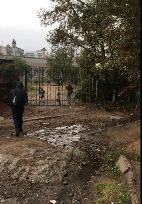 Всё ради детей — блогер показал грязь на подходе к школе в центре Читы
