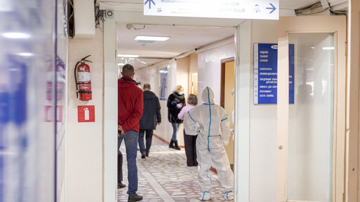 Списки с персональными данными пациентов вывесили на двери кабинета в поликлинике Читы