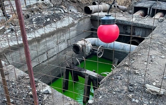 Зелёная вода в трубах на перекрёстке Анохина-Кастринская — проверка герметичности