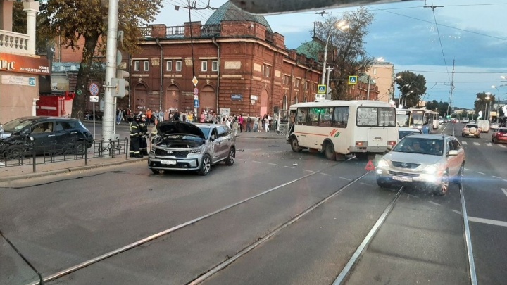 Прокуратура начала проверку по факту ДТП с автобусом и двумя иномарками в Иркутске