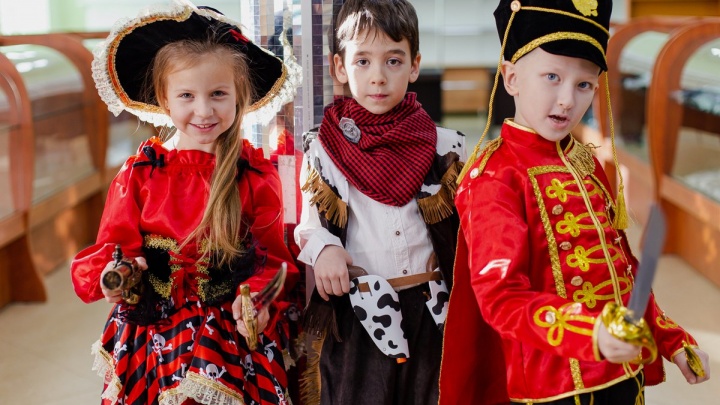 Карнавальные костюмы, нарядные платья и рубашки для детей поступили в «Для самых главных»