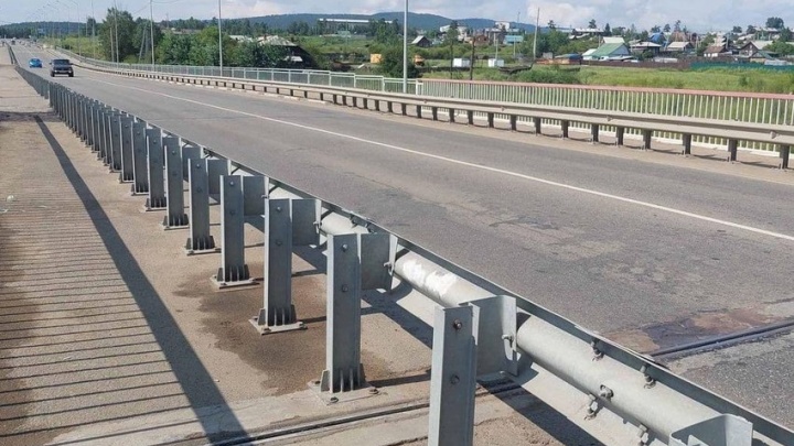 Пешеходную зону автомобильного моста в Песчанке отремонтировали после обращения жителей