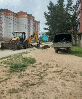Россети раскопали тротуар на улице Брызгалова в Чите для ремонта линии электропередачи