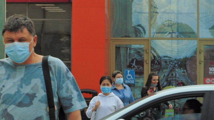 Более 40% опрошенных россиян продолжат носить защитные маски, даже если их отменят
