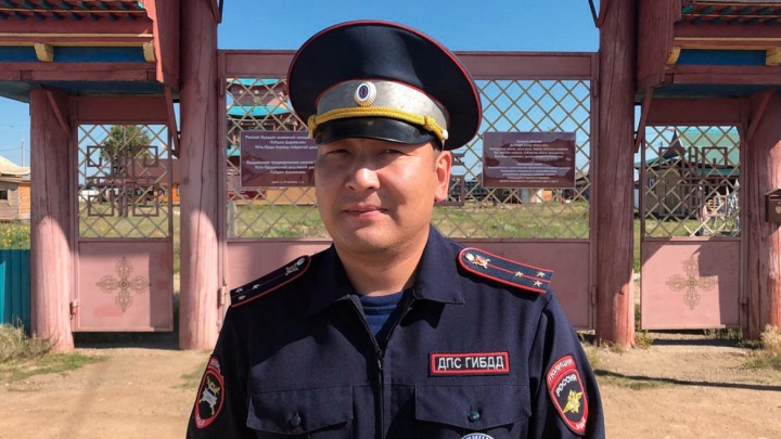 Инспектор ДПС из Усть-Ордынского помог семье эвакуироваться из горящего дома
