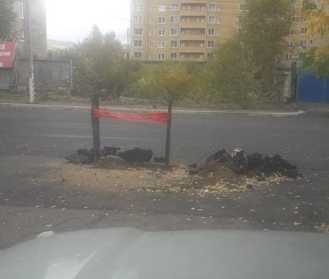Новый асфальт разломали на улице Чкалова в Чите