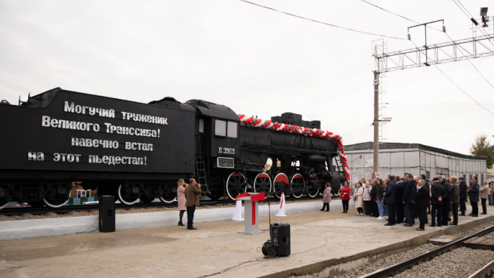 Памятник-паровоз установили в честь тружеников ЗабЖД на станции Могоча