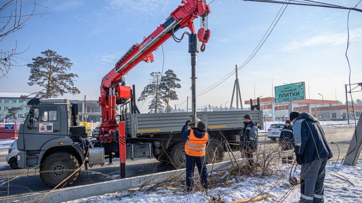 Рабочие начали восстанавливать светофор у «Макси» в Чите