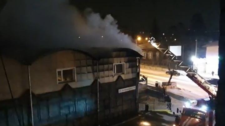 Торговый центр «Амелия» загорелся на Ленинградской в Чите