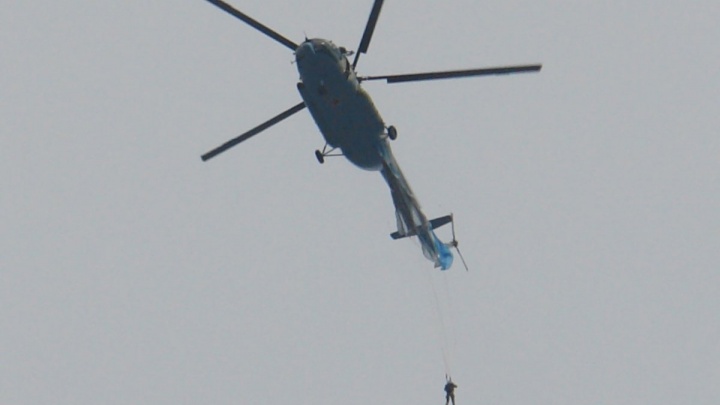 Видео с приземлением зацепившегося за вертолёт парашютиста в Чите появилось в соцсетях