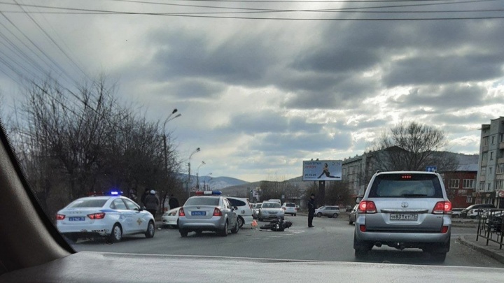 Мотоциклист и иномарка столкнулись на перекрёстке в Чите