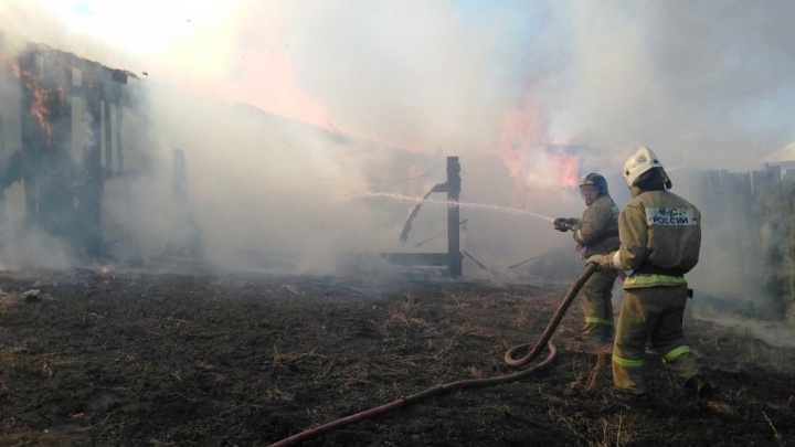 Житель Усть-Ордынского получил ожоги рук и устроил пожар, сжигая мусор в ведре