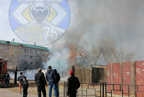 Пожарные тушат возгорание нежилого дома по улице Ползунова в районе Зенитки