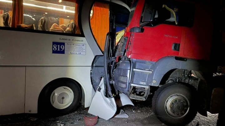Шестеро пассажиров автобуса пострадали в ДТП с двумя большегрузами в Братском районе