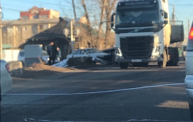 Возле железнодорожного переезда в Чите столкнулись грузовик и легковушка