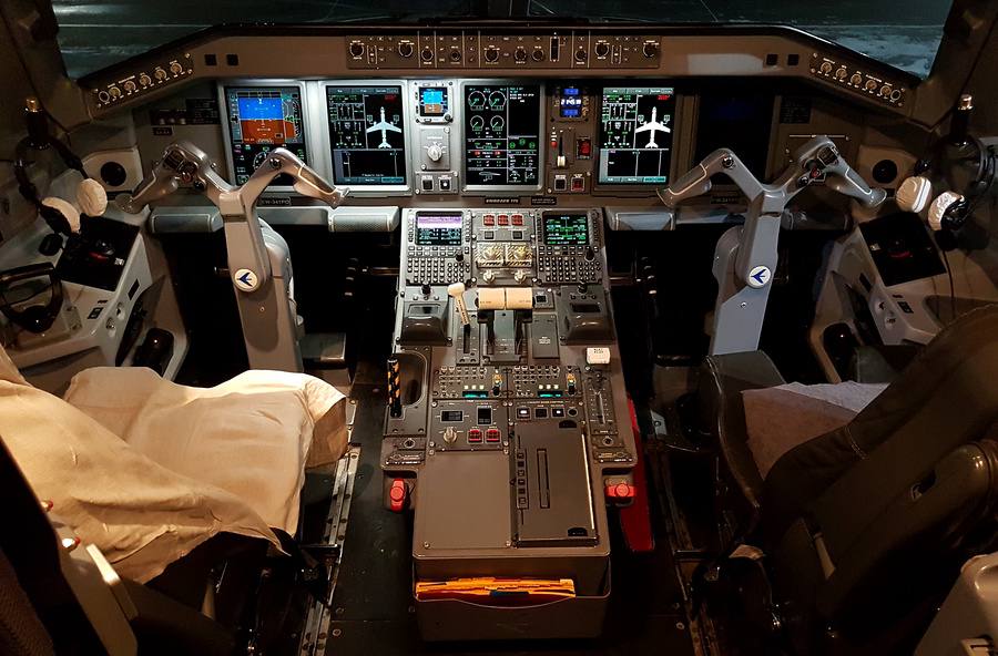 Алексей проходит переобучение, чтобы управлять пассажирским самолётом Embraer 170