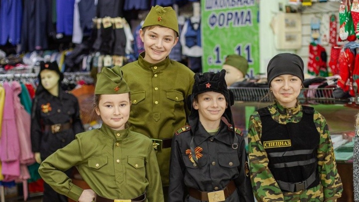 Военная форма к 9 Мая, наряды на выпускные и будни: где одеть ребенка за один визит
