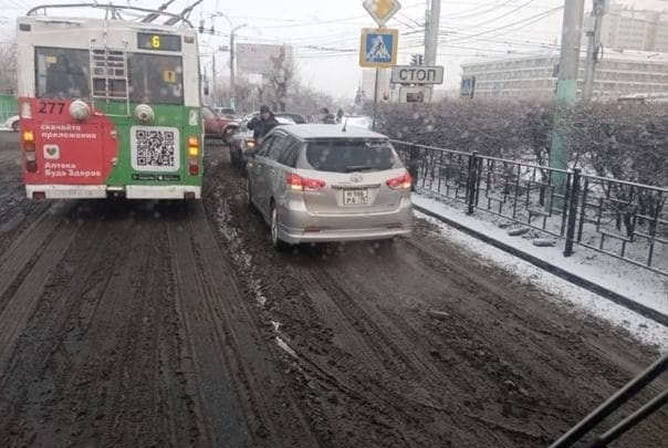Пассажиры троллейбуса в Чите вытолкали его для объезда места ДТП