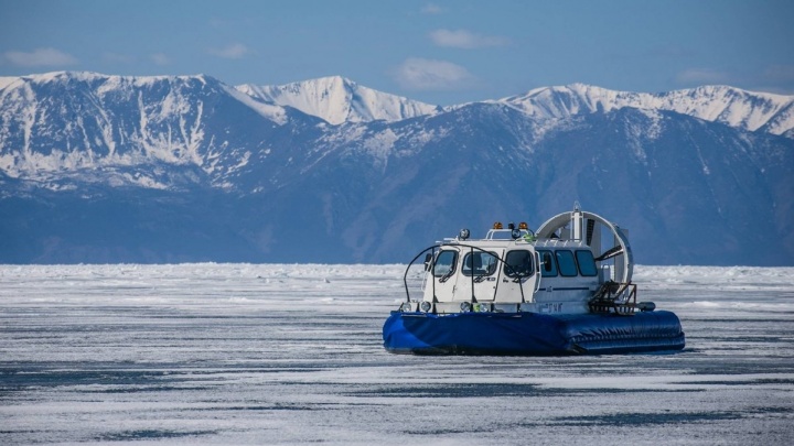 Двух мужчин спасли с оторвавшейся от берега льдины на озере Байкал