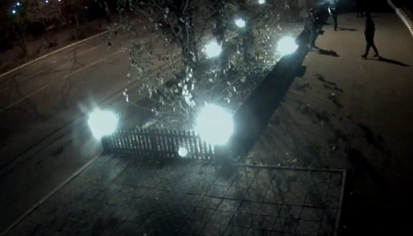 Вандалы сломали светильники у цветочного павильона в Чите — летом там разоряли клумбы