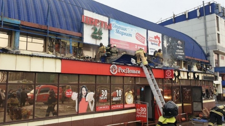 Пожар произошёл в цветочном магазине торгового центра в Иркутске