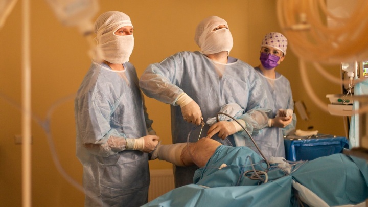 «Почти бескровно» — журналистам «Чита.Ру» показали операцию на колене