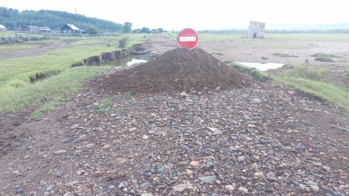 Жители села Тергень пожаловались на отсутствие дороги и моста после паводков