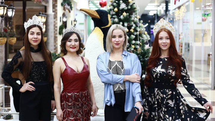 Новогодние образы с платьями и костюмами представил стилист в Фортуне