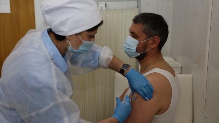 Губернатор Забайкальского края поставил прививку от COVID-19